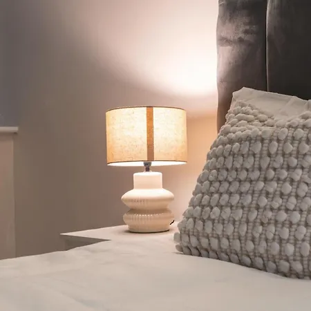 Triplex Penthouse Sleeps 14 River View Leeds (West Yorkshire)