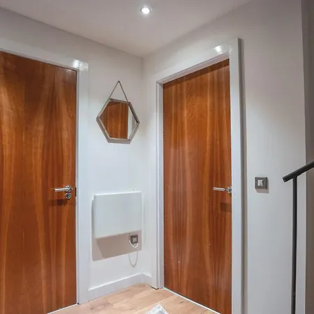 Apartment Triplex Penthouse Sleeps 14 River View Leeds (West Yorkshire)