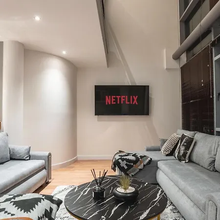 Triplex Penthouse Sleeps 14 River View Leeds (West Yorkshire)