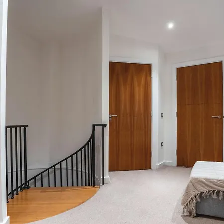 Triplex Penthouse Sleeps 14 River View Apartment Leeds (West Yorkshire)