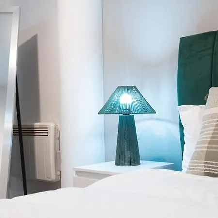 Triplex Penthouse Sleeps 14 River View * Leeds (West Yorkshire)