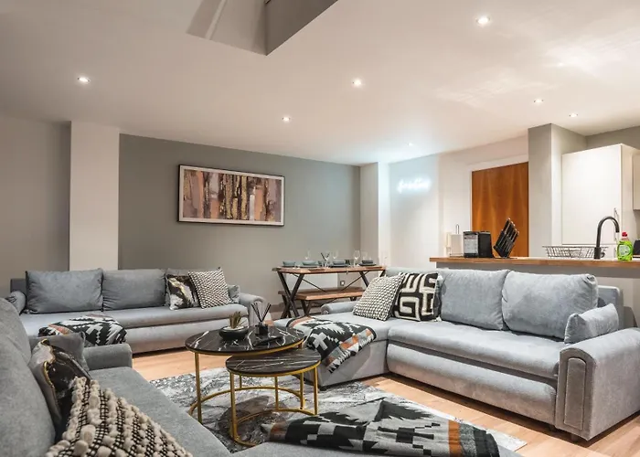 Triplex Penthouse Sleeps 14 River View *