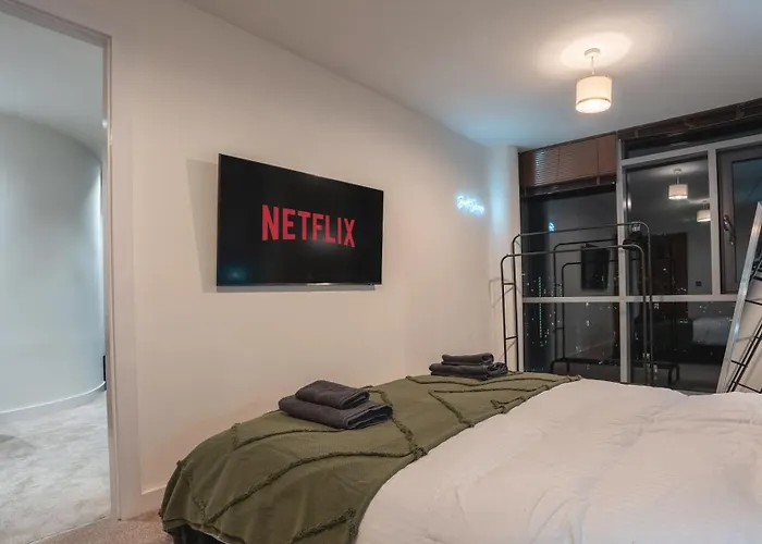 Triplex Penthouse Sleeps 14 River View Apartment Leeds (West Yorkshire)