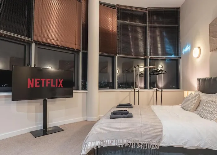 Triplex Penthouse Sleeps 14 River View Leeds (West Yorkshire)