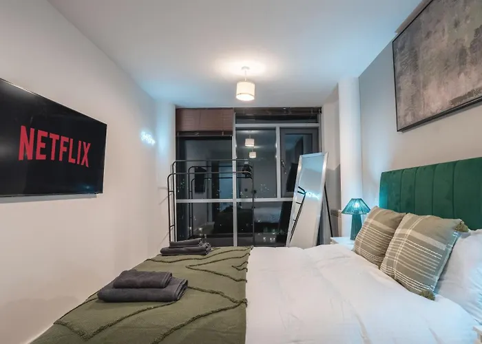 Triplex Penthouse Sleeps 14 River View * Leeds (West Yorkshire)