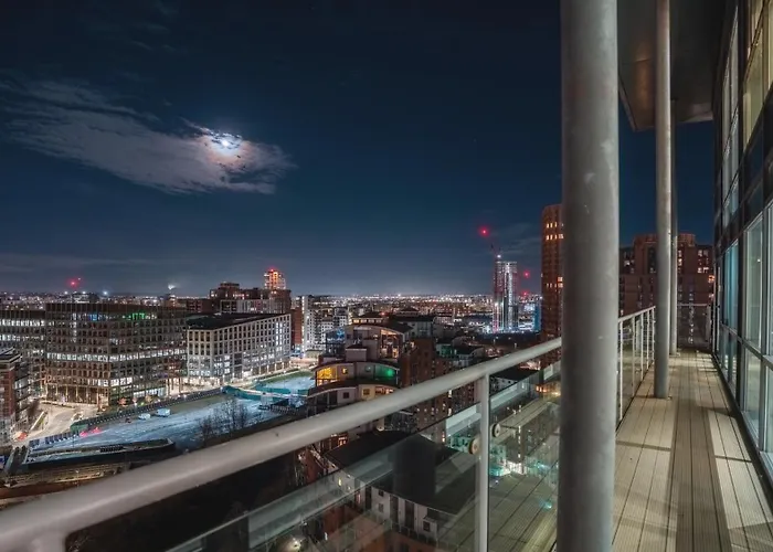 Triplex Penthouse Sleeps 14 River View Apartment