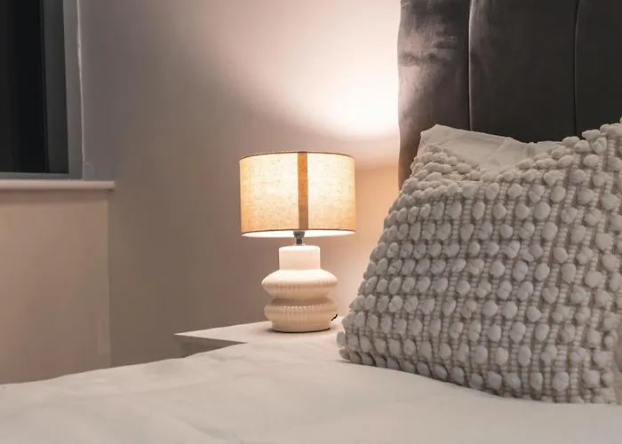 Triplex Penthouse Sleeps 14 River View Leeds (West Yorkshire)