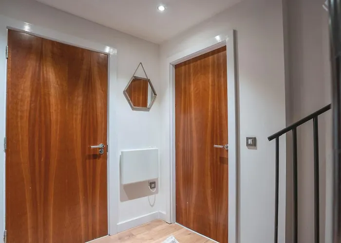 Apartment Triplex Penthouse Sleeps 14 River View Leeds (West Yorkshire)