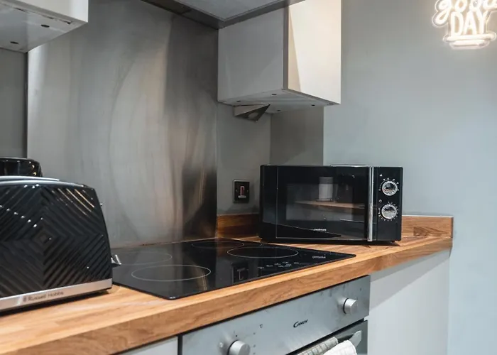 Apartment Triplex Penthouse Sleeps 14 River View Leeds (West Yorkshire)