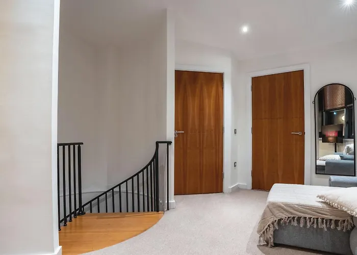 Triplex Penthouse Sleeps 14 River View Apartment Leeds (West Yorkshire)