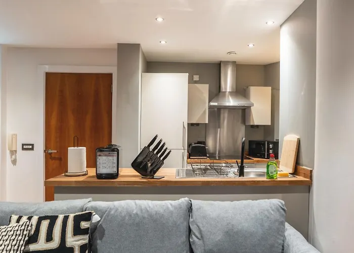 Triplex Penthouse Sleeps 14 River View Apartment Leeds (West Yorkshire)