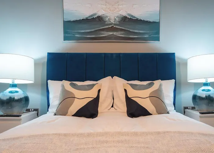 Triplex Penthouse Sleeps 14 River View Apartment Leeds (West Yorkshire)